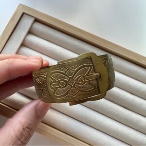 Antique Etched Floral Pattern Brass Buckle Bracelet Bangle